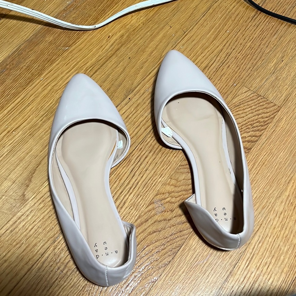 Tan closed toed flats, Size 7